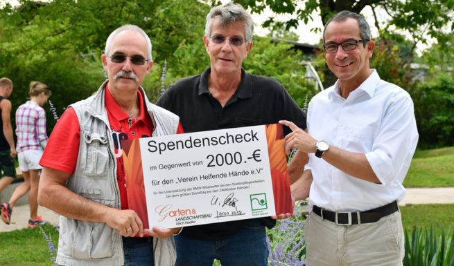 Drei Männer halten einen Scheck mit dem Aufdruck 2000 € in der Hand ©Helfende Hände