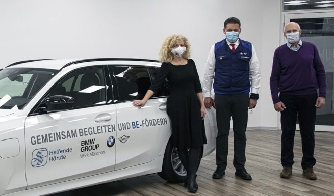 Robert Engelhorn, Leiter des BMW Group Werkes München übergab persönlich den BMW 3er Touring Plug-in Hybrid an Nariman Zimpel und Anton Wölfl vom Vorstand des Vereins Helfende Hände. Foto: BMW Group Werk München