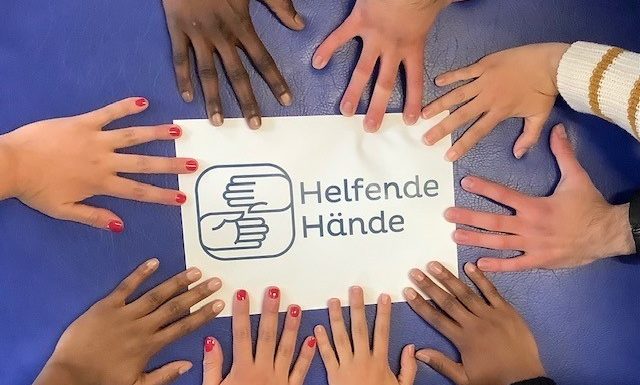 Hände von Mitarbeitenden bei Helfende Hände