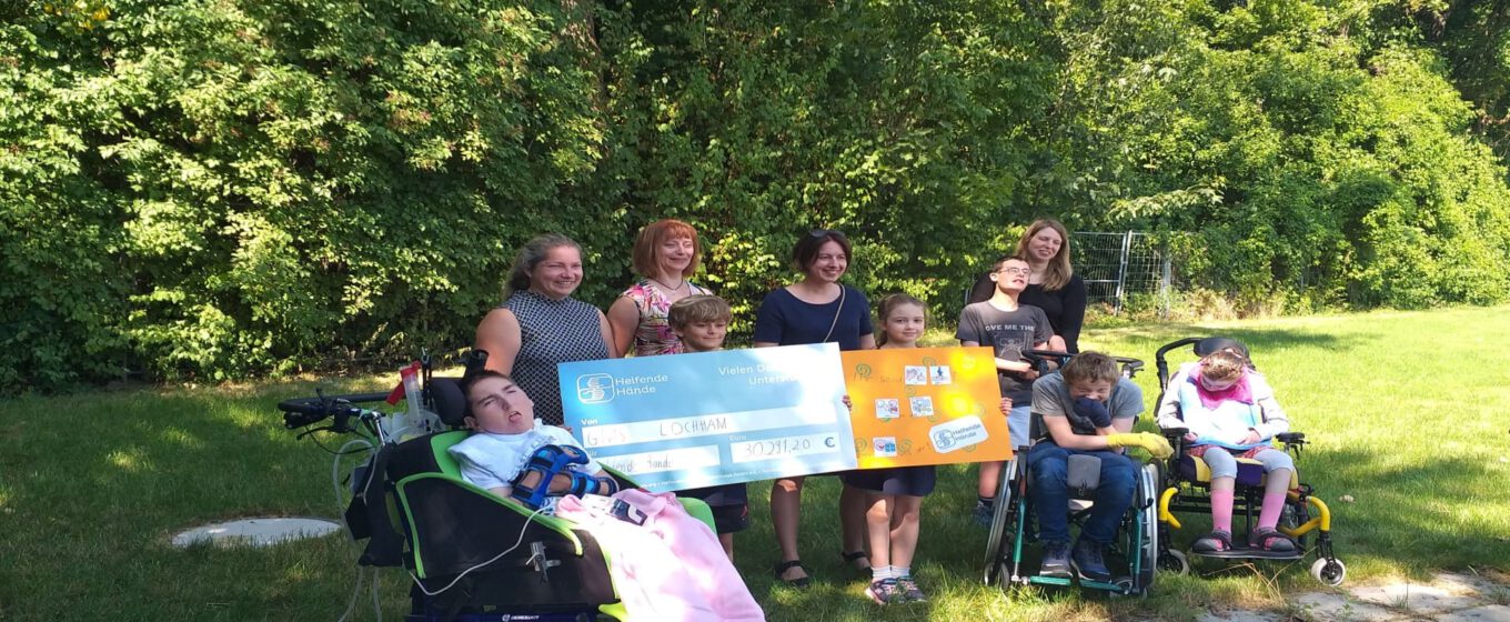 Grund- und Mittelschule in Lochham übergibt Spendenscheck an Helfende Hände
