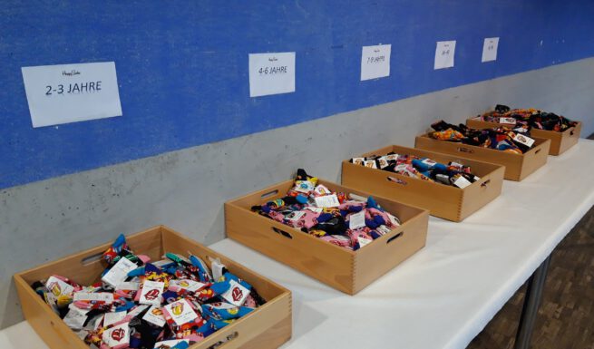 Happy Socks schenke gute Laune: Sockenspende für Helfende Hände in München