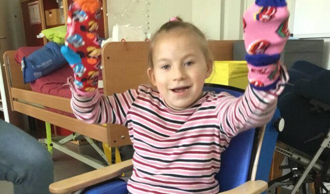 Happy Socks schenke gute Laune: Sockenspende für Helfende Hände in München