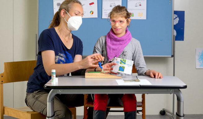Barrierefreie Sofas für unser Förderzentrum in München benötigt: Helfen Sie mit Ihrer Spende und schenken Sie 74 Kindern mit schweren Mehrfachbehinderungen eine bequeme Verschnaufpause im Schulunterricht. (Foto: Helfende Hände)