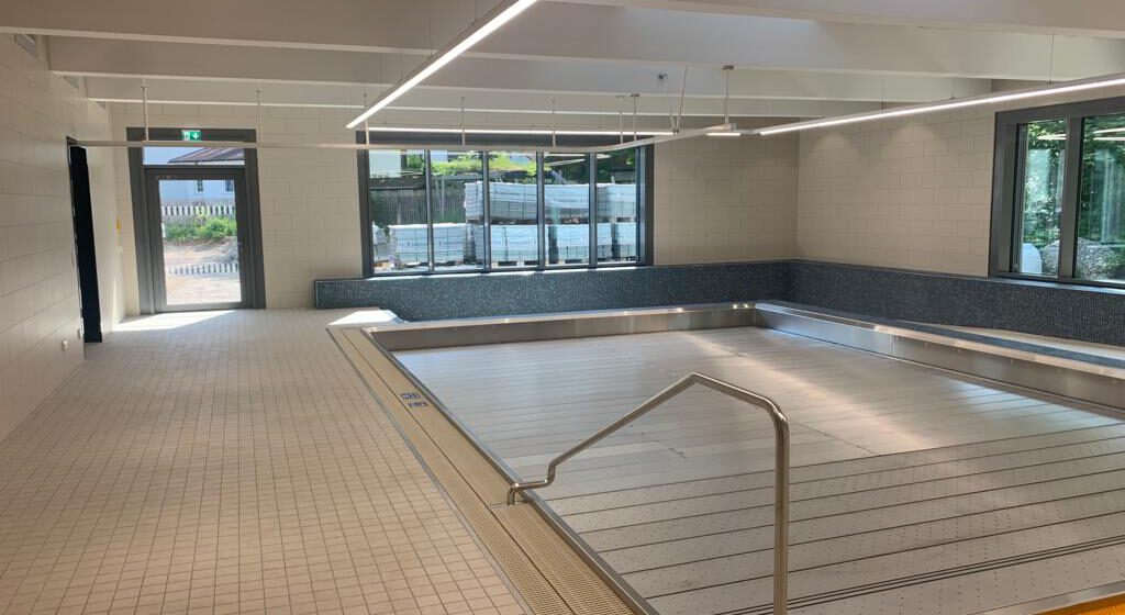 Das Schwimmbad im neuen Förderzentrum von Helfende Hände in München hat einen absenkbaren Boden: So lässt sich die Beckentiefe flexibel an verschiedene Körpergrößen anpassen. (Foto: Helfende Hände)
