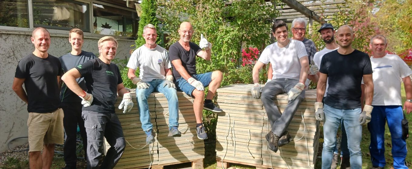Social Day mit BMW: 11 engagierte Mitarbeitende unterstützten unsere Haustechnik bei Arbeiten im Garten von Helfende Hände in München. (Foto: Helfende Hände)