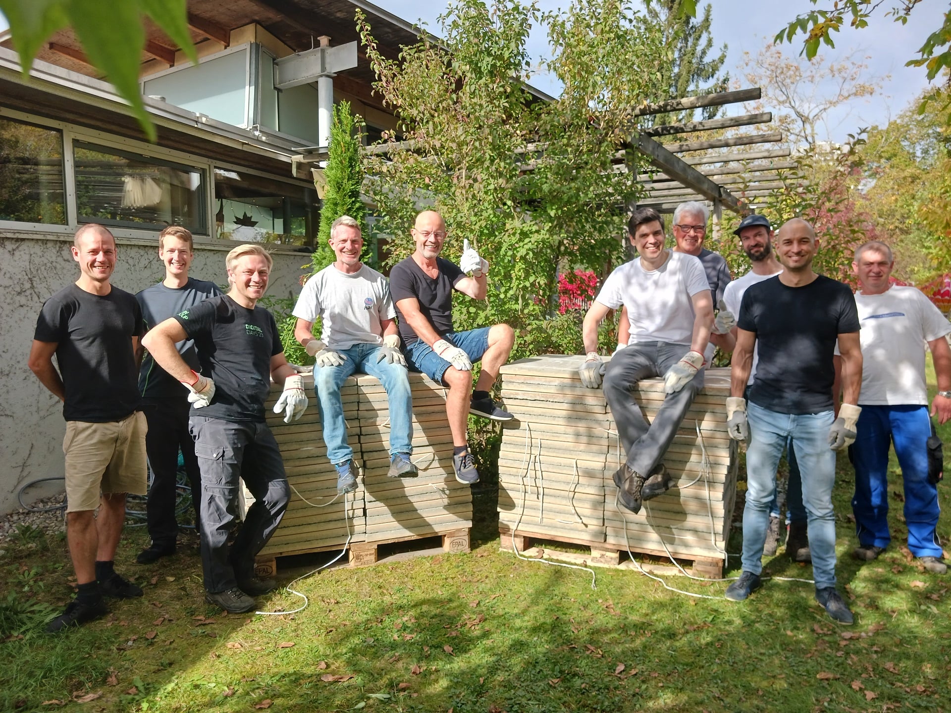 Social Day mit BMW: 11 engagierte Mitarbeitende unterstützten unsere Haustechnik bei Arbeiten im Garten von Helfende Hände in München. (Foto: Helfende Hände)