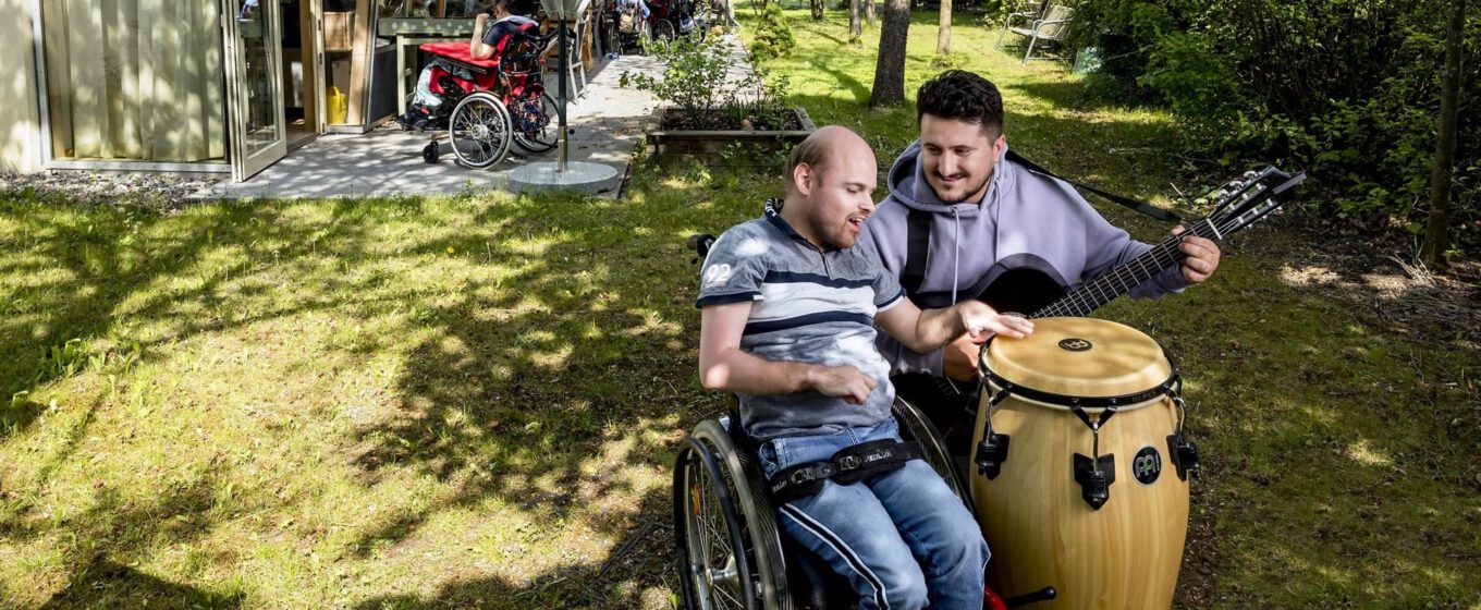 Therapie für Menschen mit Komplexer Behinderung bei Helfende Hände in München. (Foto: Bethel Fath / Helfende Hände)