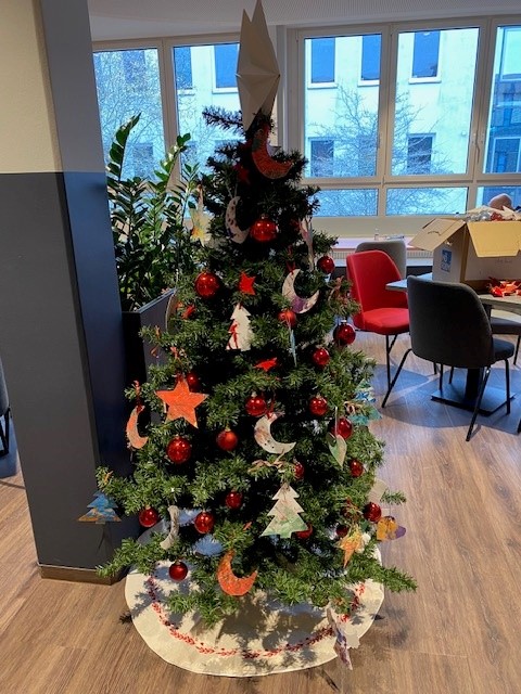 Schöne Aktion von TOPTICA Photonics AG aus Gräfelfing: Die Kinder und Jugendlichen im Förderzentrum dekorierten den Weihnachtsbaum für die Firmenzentrale. Dafür erfüllte das Unternehmen jedem Kind seinen Weihnachtswunsch.