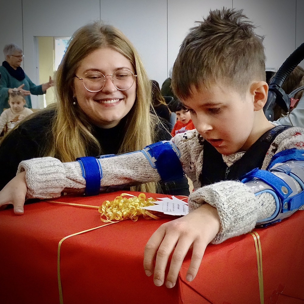 Toptica AG aus Gräfelfing erfüllt den Kindern im Förderzentrum von Helfende Hände Weihnachtswünsche. (Foto: Julia Kiesel / Helfende Hände)